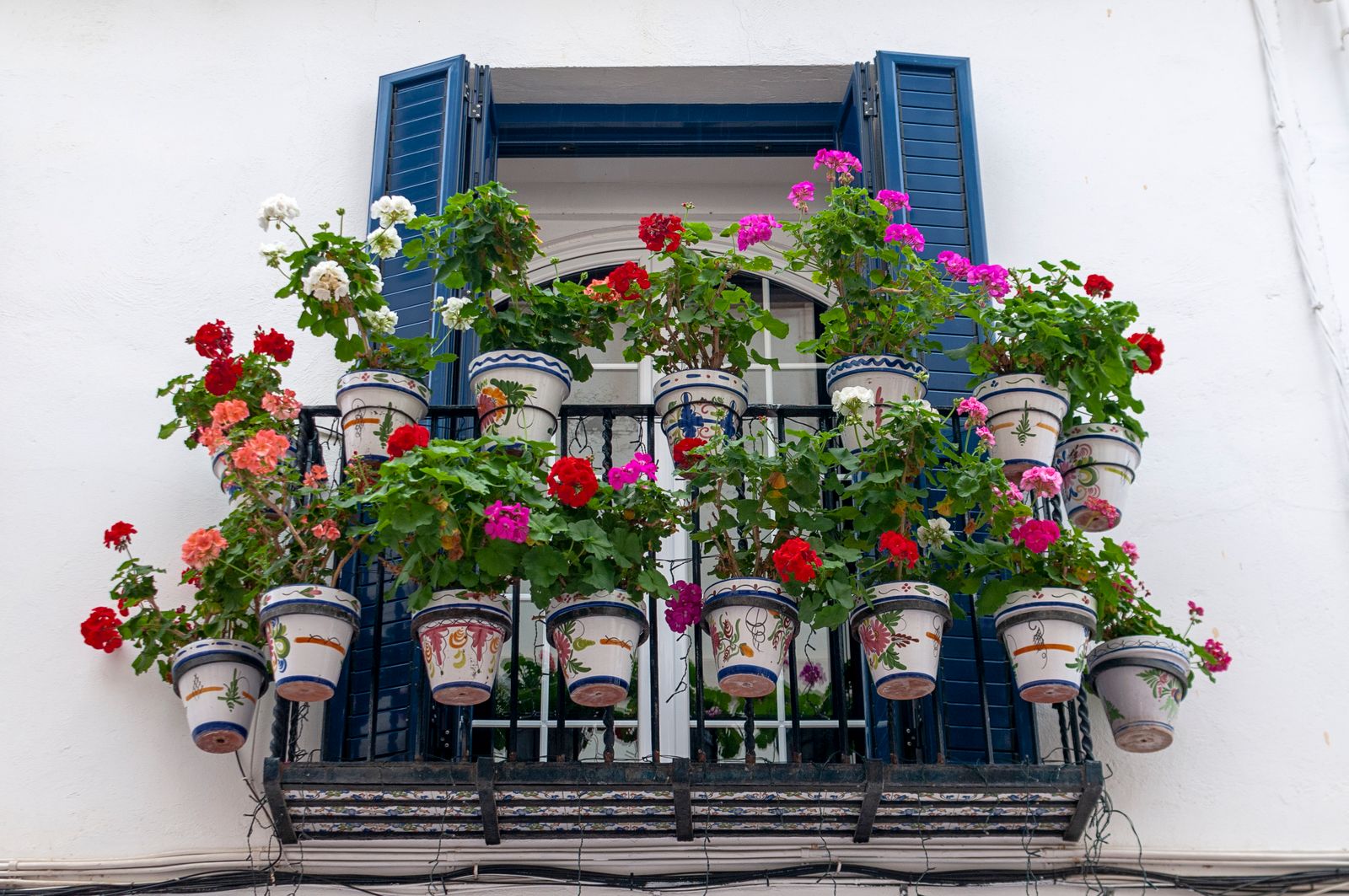 Geraniums in potten op een balkon
